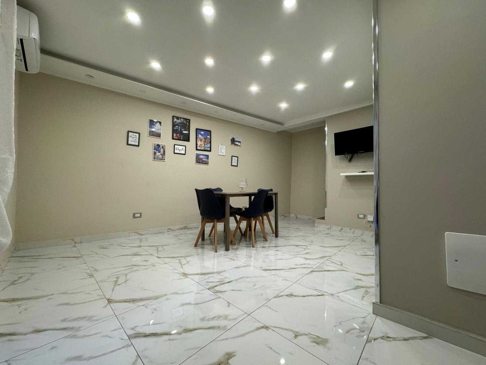 Pizzaiola'S Home Napoli Bagian luar foto