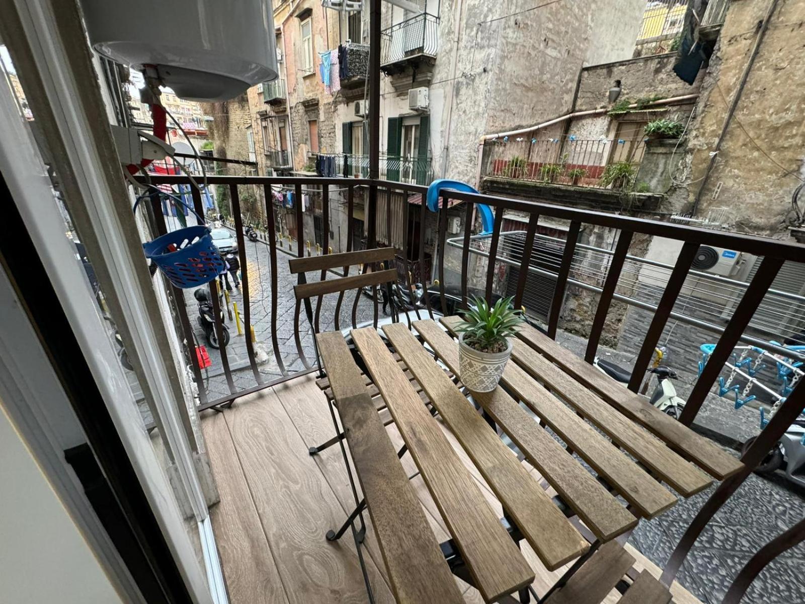 Pizzaiola'S Home Napoli Bagian luar foto