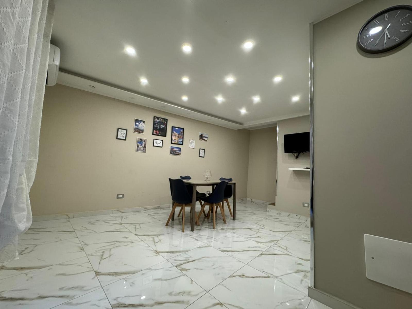 Pizzaiola'S Home Napoli Bagian luar foto