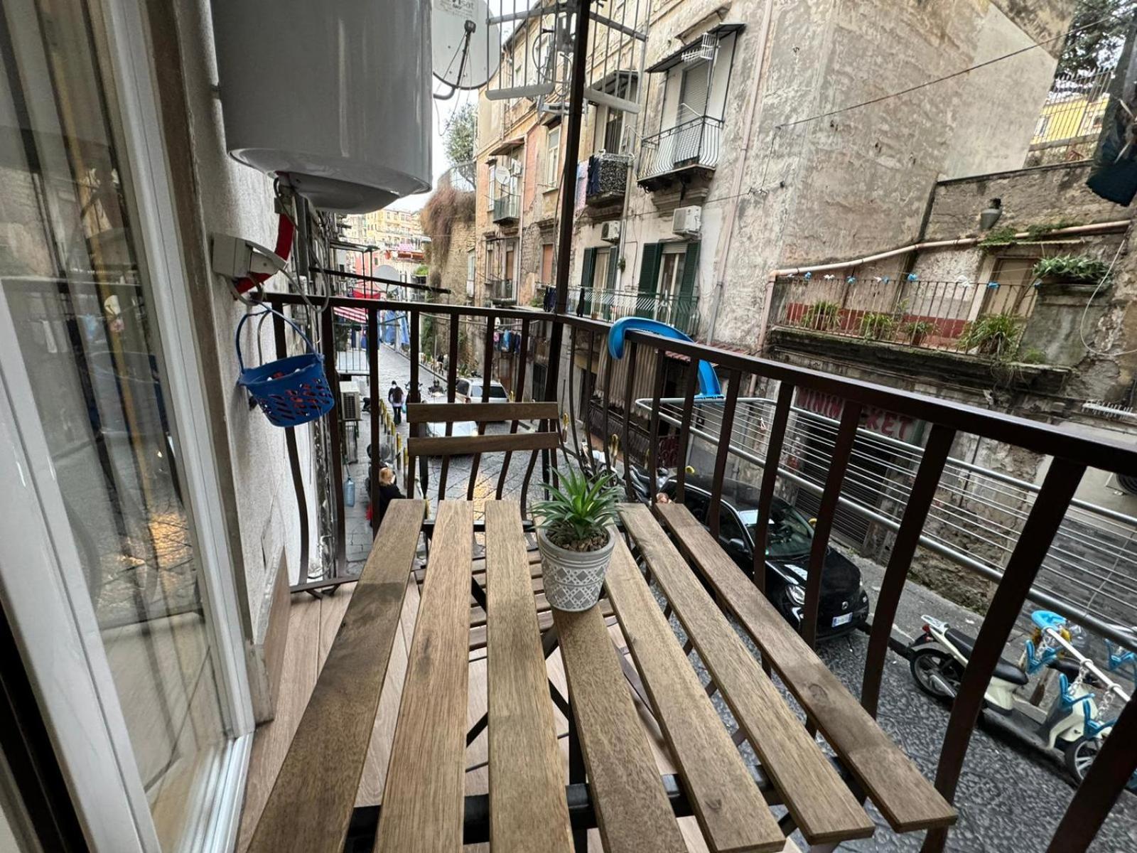 Pizzaiola'S Home Napoli Bagian luar foto